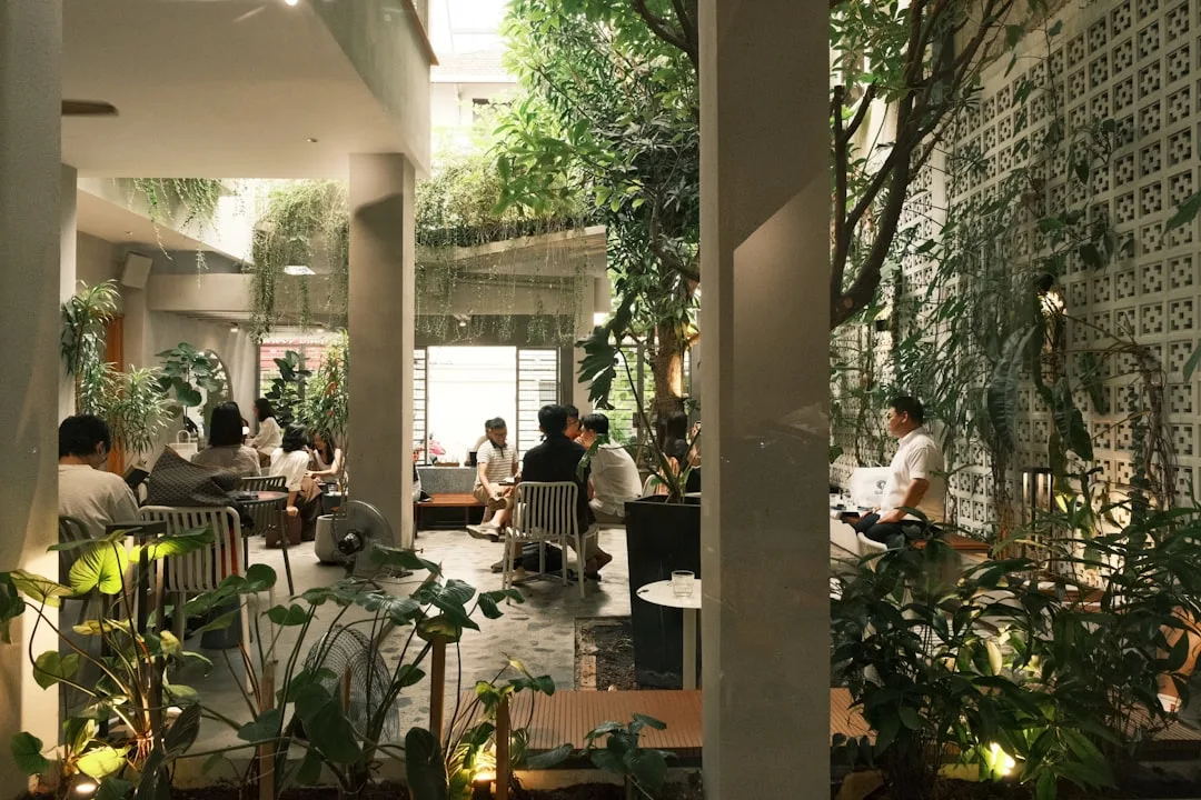 Calm, attentive conversation environment